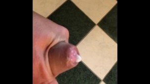 Je me masturbe seul pour ejaculer sur du carrelage 