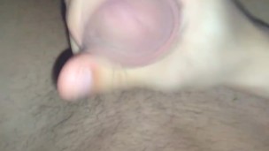 deitado de pau duro usando calça moletom na madrugada