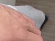 Junger Mann knetet sein schwanz