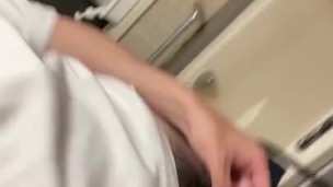 20代男の子のおしっこ自撮り動画！お風呂場で放尿して感じてしまう♡