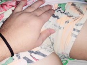 linda jovem recebendo carinho especial 1/16