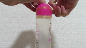 Remove the condom on the bottle of sexual lubricant.