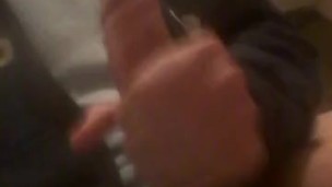 Masturbandome un poco para calentar la noche