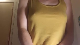 Une milf qui fait la fête dans sa chambre