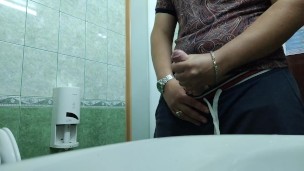 Молодой русский парень дрочит на работе в туалете