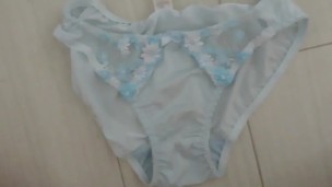 水色のパンティーに精液ぶっかけ！