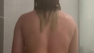 Shaking ass in the shower💦 full vid on of, link in bio😈