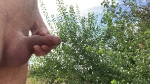 Öffentliches Pissen und Nackt durch Garten laufen