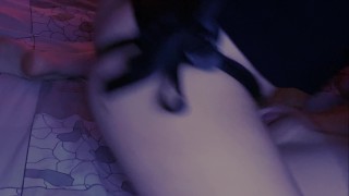 彼女のガールフレンドのストラップ全体にレズビアンのCums