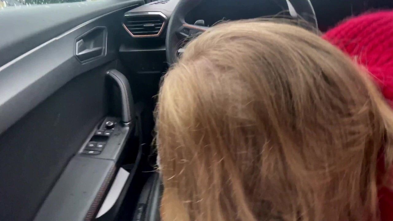Masturbação desleixada e bolas lambendo no carro no estacionamento do supermercado com gozada enorme - Público - Vídeo de sexo grátis - RedTube