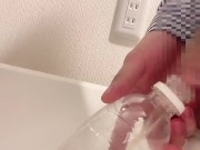 【ペットボトルおしっこ】横からおしっこで沢山ペットボトルに出すイケメン社会人 - Screenshot 4 of 16 - Pet