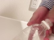 【ペットボトルおしっこ】横からおしっこで沢山ペットボトルに出すイケメン社会人 - Screenshot 8 of 16 - Kink
