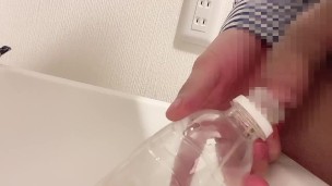 【ペットボトルおしっこ】横からおしっこで沢山ペットボトルに出すイケメン社会人