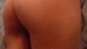 Casada mostrando o rabo no banho.