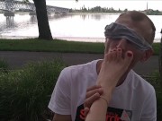 Wylizuje stopy żony w upalny dzień podczas spaceru 13/16