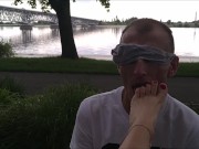 Wylizuje stopy żony w upalny dzień podczas spaceru 14/16