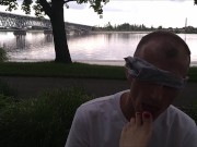 Wylizuje stopy żony w upalny dzień podczas spaceru 15/16