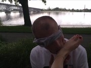 Wylizuje stopy żony w upalny dzień podczas spaceru 16/16