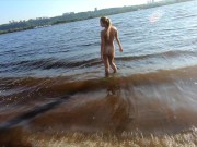 Эксгибиционистка гуляет в порту 8/16