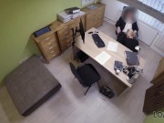 LOAN4K Hottie utilise son corps pour conclure un accord pour un prêt avec la banque 9/16