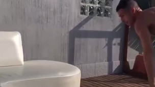 Desnudó y cachondo en la piscina 