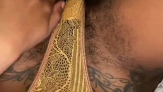 彼女のクーチーからこぼれる髪