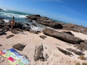 Essa loira gostosa não pode ver uma praia que quer fazer amor ! 5/16