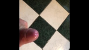 Bizarresex se branle et ejacule sur le carrelage 
