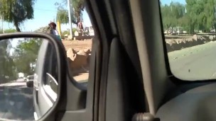 Me masturbo en mi auto mientras la gente camina alrededor mio (REAL PUBLICO)