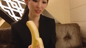 【Only Japanese subtitles】口でバナナにコンドーム付け♥YouTubeで隠してたフェラ部分丸見え版🍌