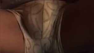 Chacal en short jugando con su culo (parte 2)