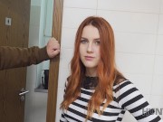 HUNT4K Cuck bleibt in der öffentlichen Toilette und beobachtet GFs Sex mit Jäger