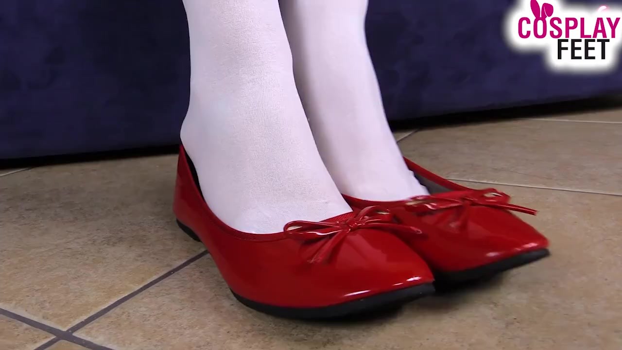 Sexy nurse in white stockings teases with her feet and toes - Video di Sesso Gratis - RedTube