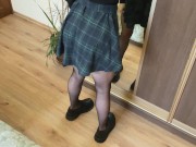 Друг трахнул меня, пока я собиралась на учебу. Подрочила ножками, кончил на жопу. 1/16