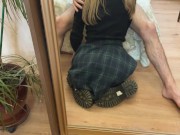 Друг трахнул меня, пока я собиралась на учебу. Подрочила ножками, кончил на жопу. 7/16