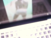 Mon amie m'envoie une vidéo d'elle en train de twerker pour que je me branle dessus