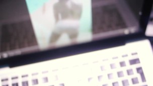 Mon amie m'envoie une vidéo d'elle en train de twerker pour que je me branle dessus