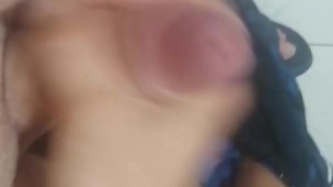 Chico caliente se masturba en la ola de calor