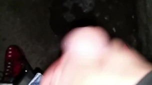 Je pisse et me branle au jus dans une cave