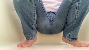 【おしがま】極限までおしっこ我慢して着衣のままおもらし