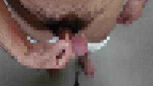ちんぽにローションを塗って亀頭とカリを中心にいじり汚い精子を女性用パンティの上に精子を乗せた