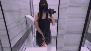 伪娘 // 内裤都不穿的骚货伪娘在公厕人前露出撸大棒