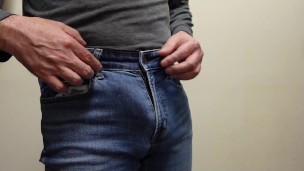 ジーンズの上からちんちんを揉んでパンツ内射精！