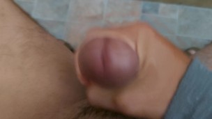 Me hago la paja en el baño y boto mucha leche 💦 quien la quiere 🍆