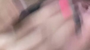 Colegiala no se aguanta las ganas y se masturba mientras esta en clases online
