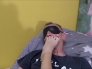 Uległy mąż liże stopy swej żony na koniec dnia 3/16