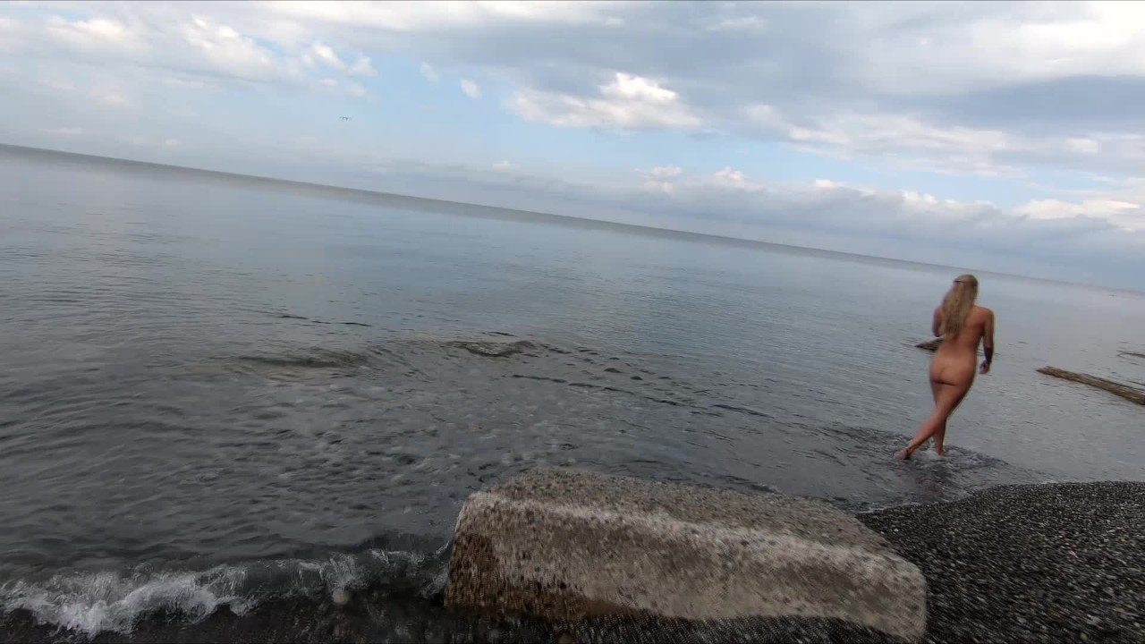 Russisches nacktes Mädchen am FKK-Strand am Schwarzen Meer - RedTube