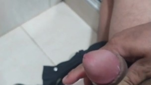 Me grabó corriéndome la polla