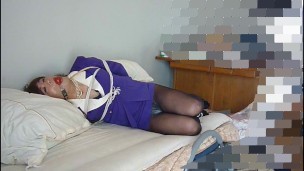 ワンルームのベッドで女装（black pantyhose）して自縛してもがくjapanese sissy crossdresser self bondage