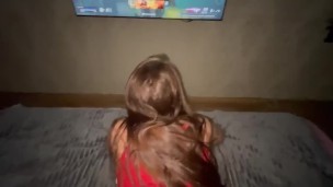 геймерша сосала ему пока он играл. После отсоса попросила трахнуть ее пока она играет.